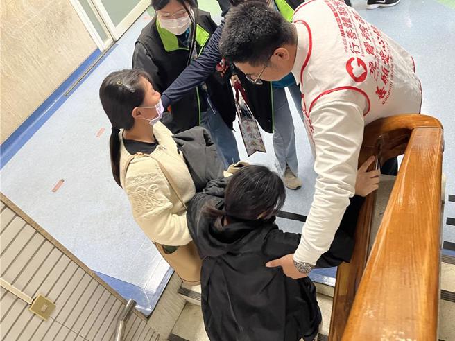 徐姓死者母亲（右）在检方相验儿子的遗体后，痛哭失声全身瘫软，须要他人搀扶。（张妍溱摄）