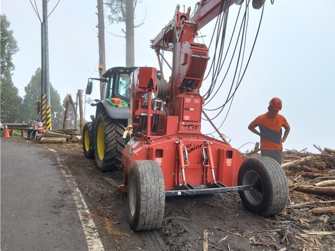 大鹿林道交通管制到明年1月29日，沿線1K、12K、21K、25K處均設立管制告示牌。 （林業署新竹分署提供／邱立雅竹縣傳真）