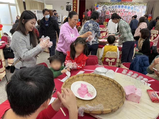 警察同仁与其眷属共同参与，现场洋溢欢乐与温馨的氛围。（警局提供／李京升台中传真）