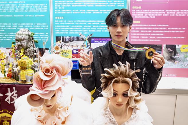 桃園市萬能科技大學時尚造型設計系大四同學謝翔宇，2023年時奪下台灣首座Ladies Prestige Gala菁英晚宴髮型世界金牌， 20日更榮獲第20屆技職之光的競賽卓越獎。（萬能科大提供／廖姮玥桃園傳真）