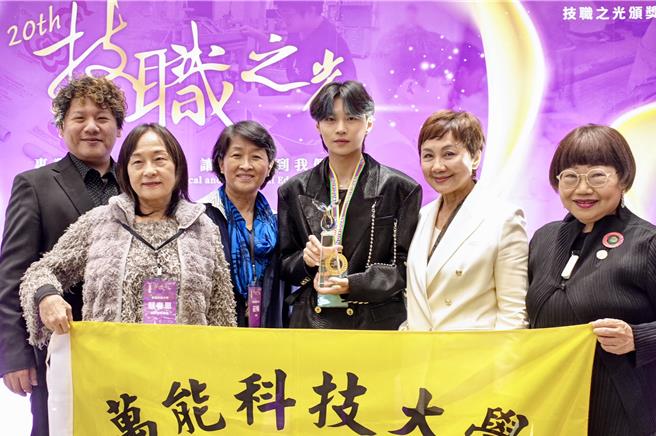 桃園市萬能科技大學時尚造型設計系大四同學謝翔宇，2023年時奪下台灣首座Ladies Prestige Gala菁英晚宴髮型世界金牌， 20日更榮獲第20屆技職之光的競賽卓越獎。（萬能科大提供／廖姮玥桃園傳真）