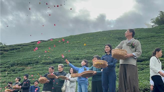 雲林縣古坑鄉樟湖生態國中小學21日舉辦「謝茶祭典」，讓學生走進社區學習感恩，並以藝術的形式凝聚社區力量。（張朝欣攝）