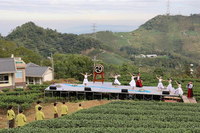 雲林縣古坑鄉樟湖生態國中小學21日舉辦「謝茶祭典」，讓學生走進社區學習感恩，並以藝術的形式凝聚社區力量。（張朝欣攝）