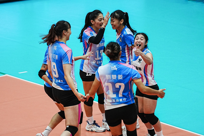 台北鲸华球员在场中庆祝取分。(中华排协提供)