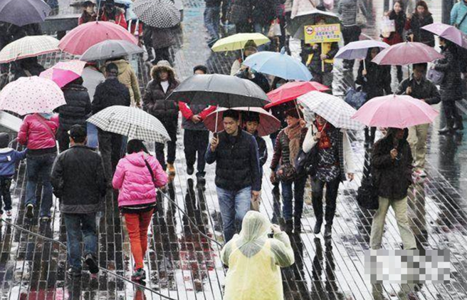 受到大陆冷气团与东北季风双重影响，气象署大雨特报、低温特报连发。(示意图／本报资料照)