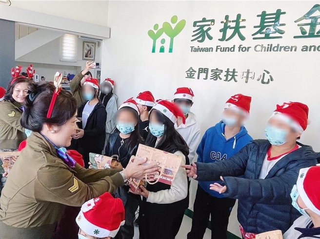 金門家扶中心課輔班今日舉辦聖誕趴活動，世華工商婦女企管協會金門分會驚喜現身，擔任聖誕老公公分送禮物包，讓現場所有小朋友超級開心。(圖／金門家扶中心提供)