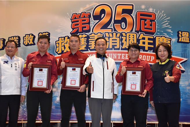 李清安表扬绩优义消团队及个人。（新北市消防局提供）