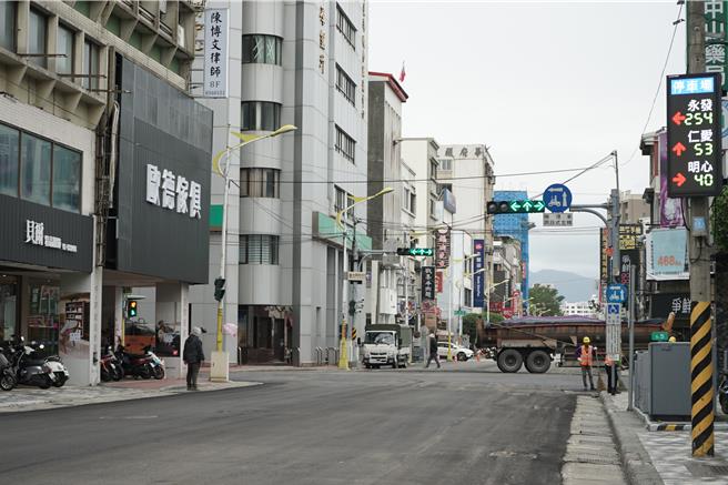 花莲市列管易肇事危险路口中山路、林森路口，21日起封闭施工，进行路面重新刨铺、重新划设标线等，将增加左转车道，22日完工。(王志伟摄）