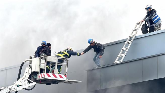 台中大肚仓储火警9死7伤，当下有不少工人在顶楼等待救援。（图／潘虹恩摄）