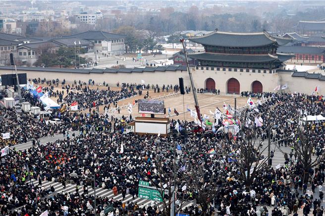 韩国首尔光化门21日出现大批示威民眾。（路透社）