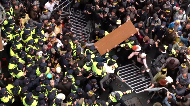 立法院外青鸟群眾衝破围栏，与驻卫警爆发衝突。(截自中时新闻网直播)