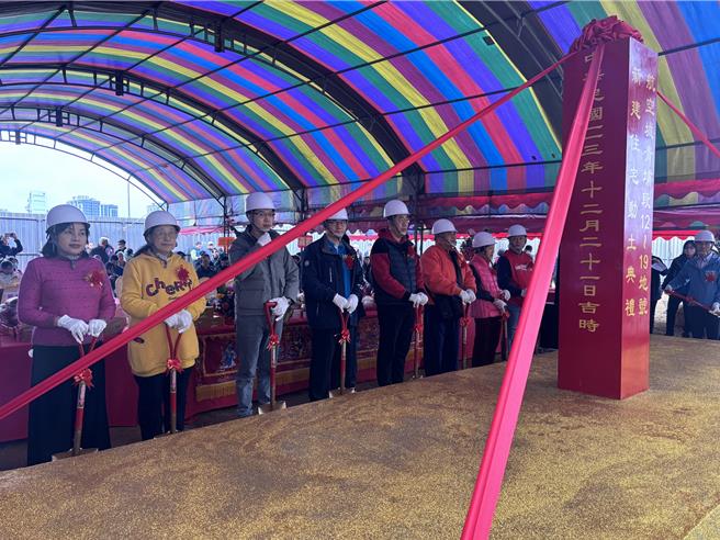 桃园航空城安置街廓青埔段12至19地号21日上午开工，8户连栋透天住宅相较独栋建造，营建成本最高可降至15％。安置街廓住宅陆续开工，航空城周边交通建设需积极规画。国民党籍立委涂权吉、议员徐其万说，20日通过的《财政收支划分法》，能让地方更有自主权。（廖姮玥摄）