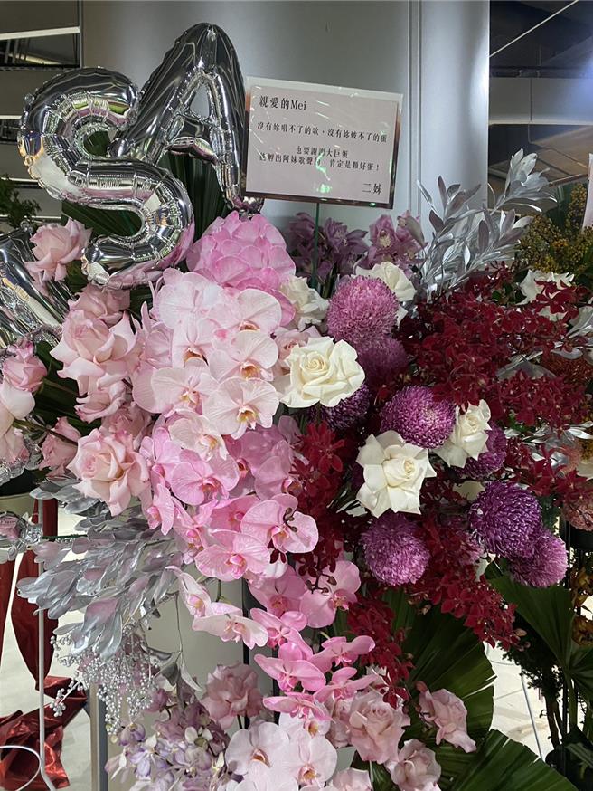 江蕙送上花籃祝福。（許雅淳攝）