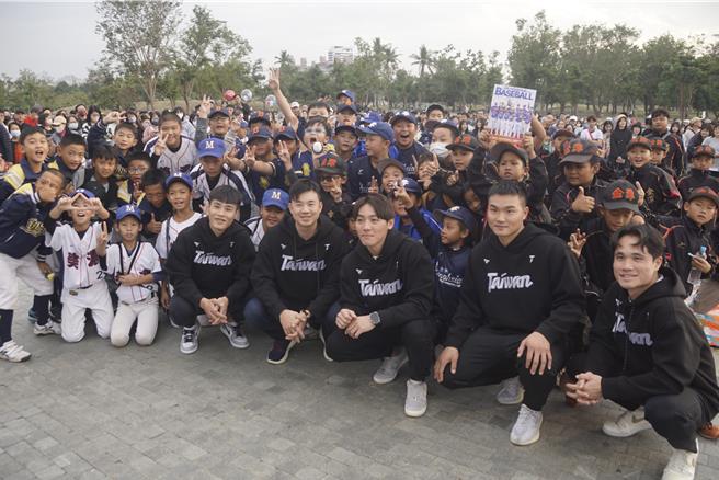 12强的冠军选手陈晨威等人与学迷们、 球迷一起合影。（郭良杰摄）