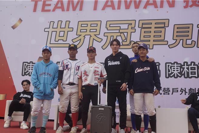 陈晨威赠送中华队行李箱给青少棒队学弟。（郭良杰摄）