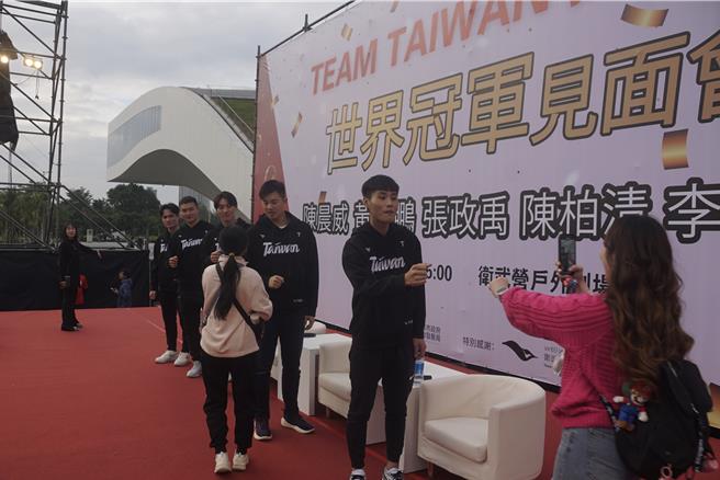 球星们与球迷击掌互动。（郭良杰摄）