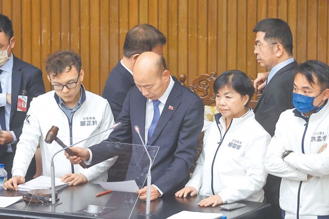 立院朝野為三大法修法發生嚴重衝突，最終《選罷法》、《憲法訴訟法》成功三讀通過，《財劃法》也趕在散會前完成三讀。(中時資料庫)