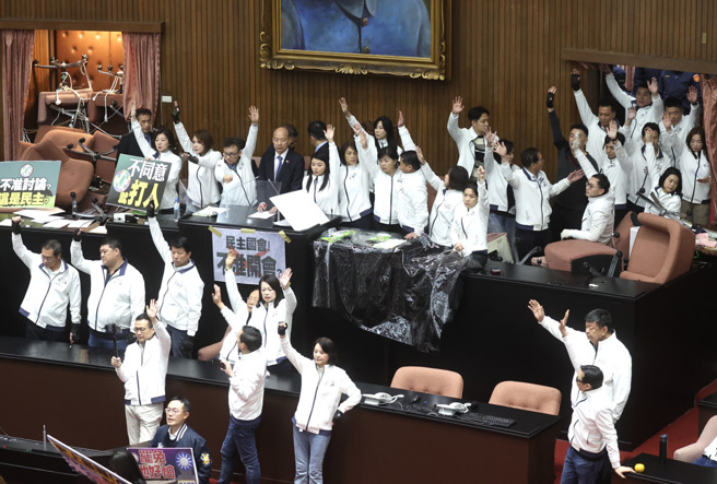 立法院会20日处理选罢法、宪法诉讼法及财划法修正草案，至午夜12时前，三法的修正草案全部通过三读。（资料照片/邓博仁摄）