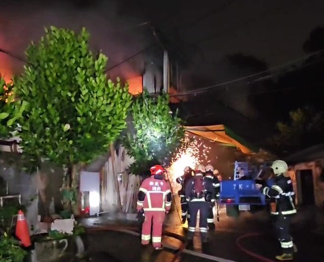 新北市树林区保安街二段今晚（21日）晚间8时许惊传火警。（民眾提供）