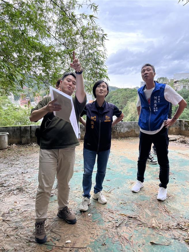日前山陀儿与康芮颱风侵袭基隆，大量土石衝击信义区信二路36巷及189巷多户民宅，议员何淑萍会勘发现崩塌处上方的「基税山庄」土地被滥垦种植蔬果，影响水土保持。（市议员何淑萍提供／徐佑升基隆传真）