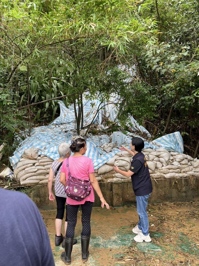 日前山陀儿与康芮颱风侵袭基隆，大量土石衝击信义区信二路36巷及189巷多户民宅，议员何淑萍会勘发现崩塌处上方的「基税山庄」土地被滥垦种植蔬果，影响水土保持。（市议员何淑萍提供／徐佑升基隆传真）