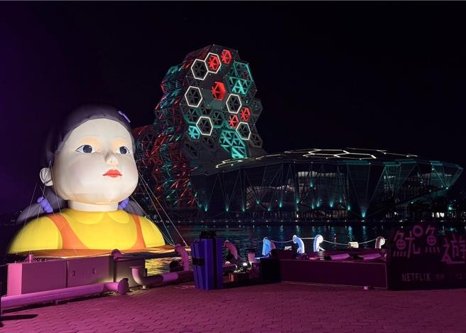 《鱿鱼游戏2》12月26日将上线，影集第二季推出全球城市串连宣传活动，高雄为台湾主要宣传据点，《鱿鱼游戏》英熙娃娃现身高流珊瑚群。(翻摄自陈其迈脸书粉专)