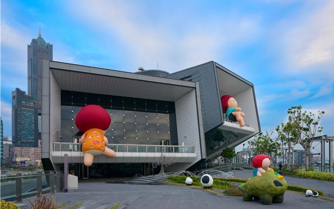 高雄港旅运中心特展「艺术大入港：漫波」，艺术家寧芮洁创作的Moi气球装置攀爬在港旅运中心外墙，形成与《鱿鱼游戏》IP娃娃互相对看的有趣画面。(承亿酒店提供)