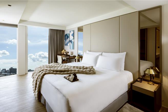 「1.2.3. 高雄人」住房优惠，双人入住精致客房不含早餐3168元起，每人住宿每晚不到1600元；图为雅致双人房，不含早餐3696元起，含早餐3872元起。(天成逸旅-舶寓高雄提供)