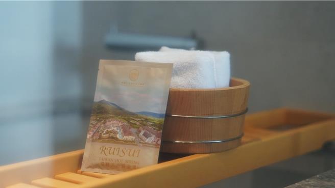 「1.2.3. 高雄人」住房优惠，出示打卡与英熙娃娃的合照，每房加赠瑞穗天合黄金汤泡汤粉，泡汤粉採用多种矿物质成分制成。(天成逸旅-舶寓高雄提供)