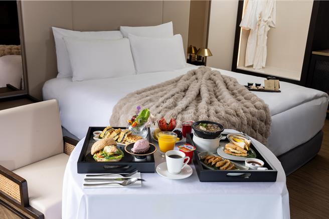 「1.2.3. 高雄人」住房优惠精致客房含早餐3345元起，专案每房依人数提供高雄在地特色早餐。(天成逸旅-舶寓高雄提供)