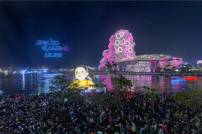 近8分钟、共集结600台的无人机大秀，展示出《鱿鱼游戏》中多个经典角色。（Netflix提供）