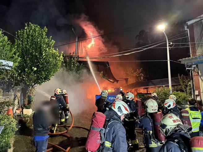 新北市树林区保安街二段今晚（21日）晚间8时许惊传火警。（翻摄画面）