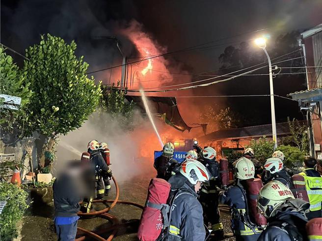 树林保安街二段巷内晚间发生铁皮屋火警。（新北市消防局提供）