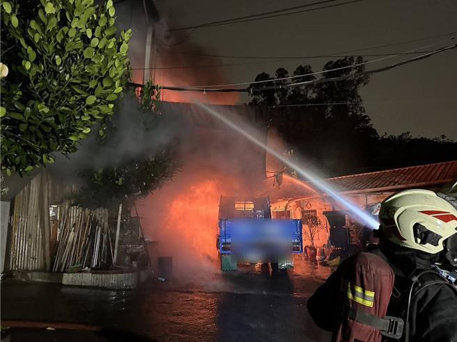 树林保安街二段巷内晚间发生铁皮屋火警。（新北市消防局提供）