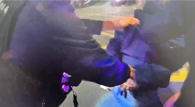 警方循线找到洪男，全案依恐吓罪将洪嫌移送高雄地检署侦办。（民眾提供／纪爰高雄传真）