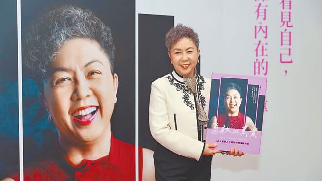 巨大集團董事長杜綉珍75歲生日這天舉辦「勇敢與真實」新書發表會，完整書寫她精采人生的覺醒旅程。圖／巨大提供