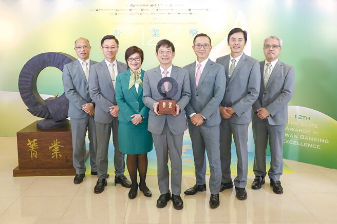 玉山金控董事長黃男州（中）帶領團隊出席領取菁業獎8項大獎，歷屆獲獎總數持續領先金融同業。圖／玉山金提供