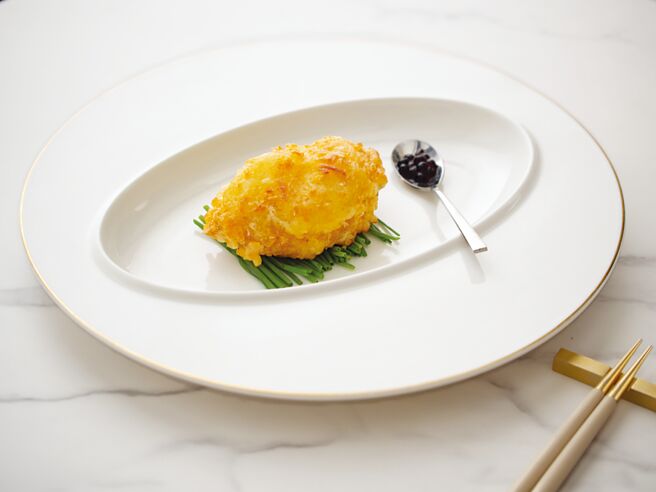 川雅2025跨年套餐推出期間限定之作「青花椒海皇焗蟹斗」，這道主菜是擁有川式風味的蟹蓋，以新鮮蘭花蟹肉為基底，拌入青花椒與多種海鮮、蔬食。圖／川雅提供