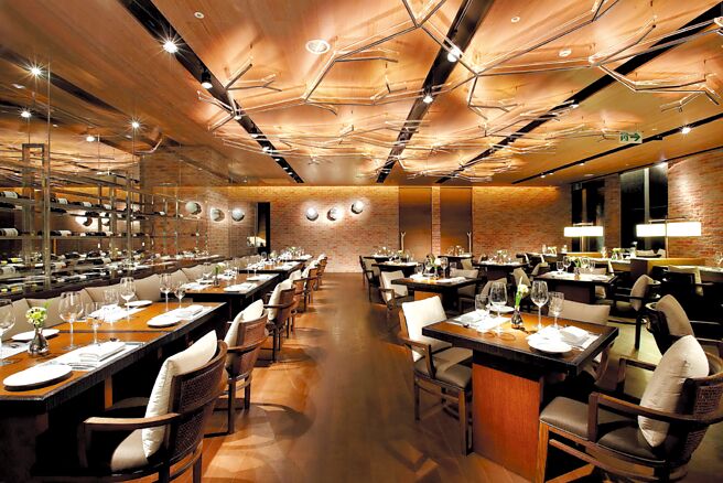 台南晶英酒店〈ROBIN'S牛排館〉以胭脂鴨不同部位，推出一鴨六吃的〈香料蜜烤皇冠胭脂鴨〉四人分享餐。圖／姚舜