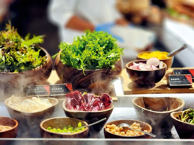 台南晶英〈ROBIN'S牛排館〉推出〈香料蜜烤皇冠胭脂鴨〉一鴨六吃四人分享餐，館客另可選擇單點三吃，搭配自助式沙拉吧與甜點吧，每人2,000元。圖／姚舜