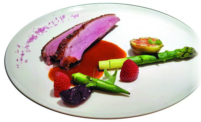 台南晶英〈ROBIN'S牛排館〉西式一鴨六吃的主餐〈爐烤皇冠鴨胸佐香橙鴨骨肉汁〉，作法源自法國名廚致敬古羅馬烹飪大師（Apiciu）的阿比休斯鴨，肉質軟嫩鮮美搭配香甜醬汁，對傳統烹飪藝術的致敬與創新。圖／姚舜