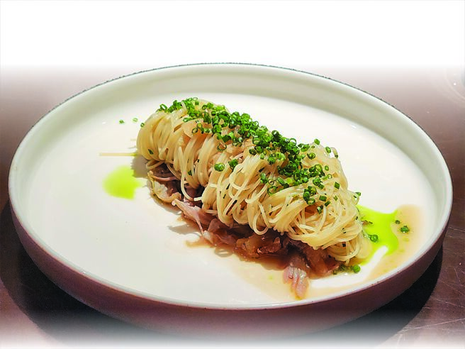 〈油蔥天使麵〉，靈感來自於冬季美食薑母鴨麵線，外酥內嫩的鴨肉搭配天使細麵，佐以濃郁醬汁，為食客呈現耳目一新的新興菜色。圖／姚舜