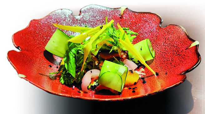 台南晶英〈ROBIN'S牛排館〉推出西式一鴨六吃，主廚設計用油封鴨架骨邊肉炭烤後搭配新鮮蔬菜水果做成爽口沙拉，鮮香的鴨肉與蔬菜輕甜的口感相互交織，相當爽口。圖／姚舜