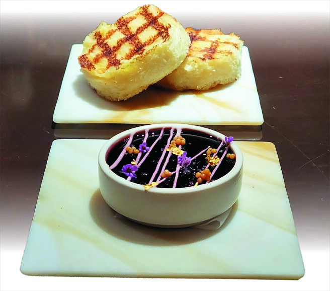 台南晶英〈ROBIN'S牛排館〉一鴨六吃，質地細緻的〈鴨肝抹醬〉味道鹹香酸甜交織，搭配柔軟香甜的布里歐麵包。圖／姚舜