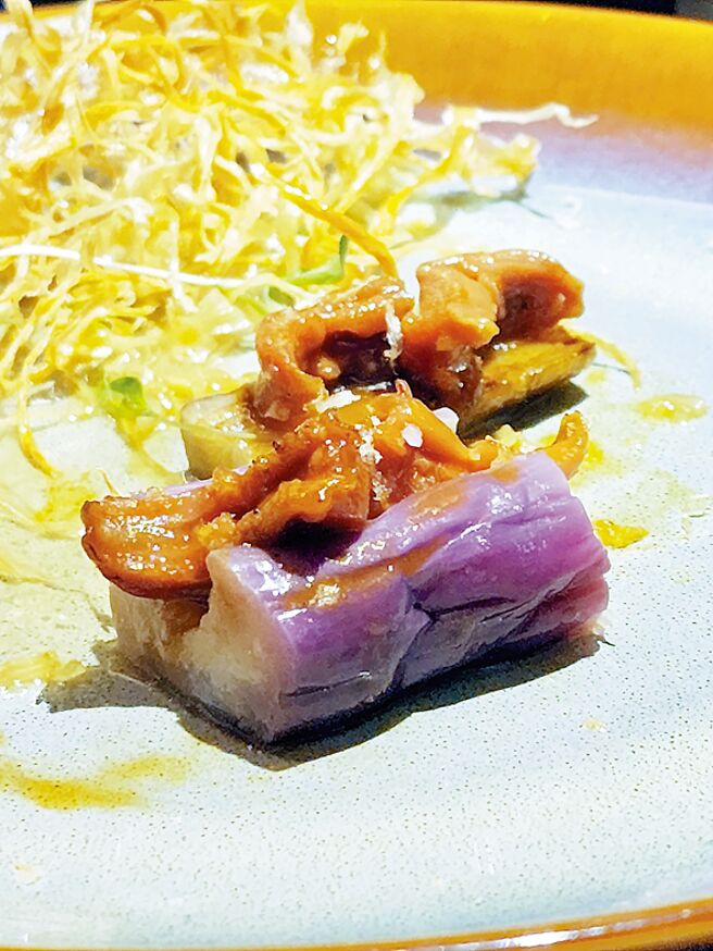 台南晶英〈ROBIN'S牛排館〉西式一鴨六吃，前菜〈鴨舌／茄子魚子醬／咖啡風味牛蒡〉，是將鴨舌去骨後與肉汁慢滷至柔嫩，再搭佐炸茄子、魚子醬、與咖啡油封牛蒡，層層堆疊的風味與對比更為迷人。圖／姚舜