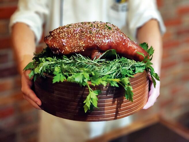 台南晶英〈ROBIN'S牛排館〉推出〈香料蜜烤皇冠胭脂鴨〉西式一鴨六吃四人分享餐，每套8,800元起。圖／姚舜