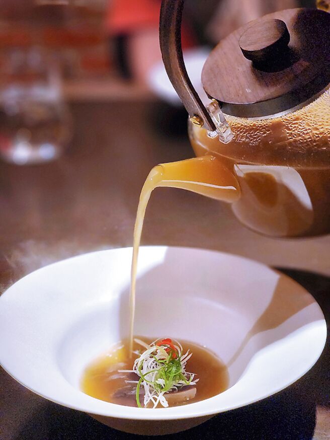 台南晶英〈ROBIN’S牛排館〉西式一鴨六吃的湯品，是將新鮮鴨胗使用多款香料低溫油封，搭配鴨骨熬製的高湯做成暖胃下水湯。圖／姚舜
