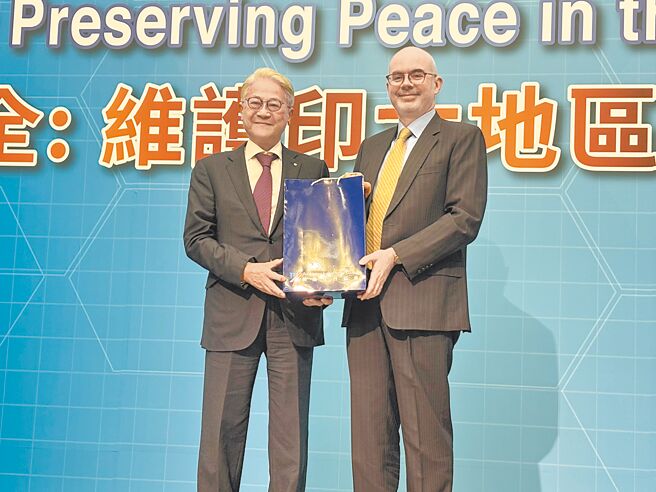 AIT处长谷立言20日到工商协进会演讲，称讚台湾半导体未来10年是钻石时代。图为谷立言（右）与工商协进会理事长吴东亮（左）互赠礼物。（吴静君摄）