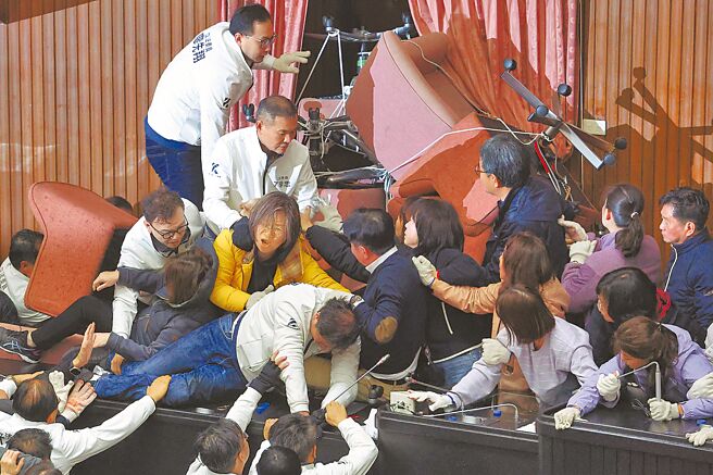 立法院會20日處理選罷法、憲法訴訟法及財劃法修正草案等案，民進黨立委前一晚搶先破窗占領議場，並將所有門反鎖，國民黨立委嘗試突破後雙方爆發衝突。（資料照／鄧博仁攝）