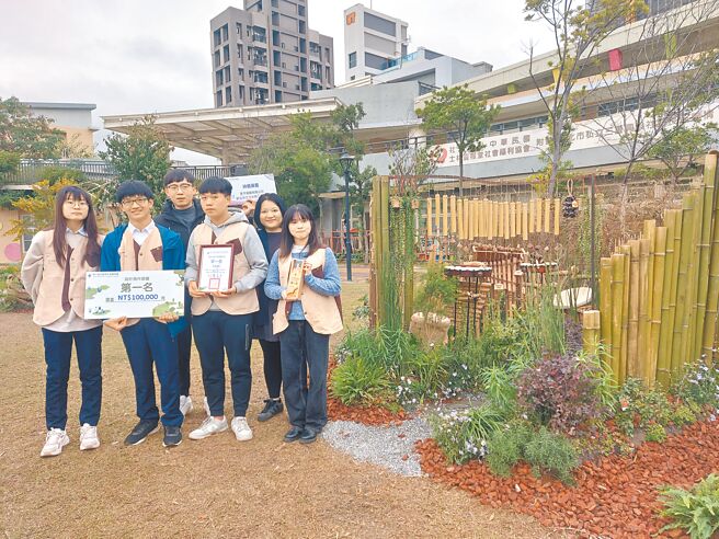 第6屆全國青年景觀競賽中的8組優秀作品20日起在三重神農百草公園展出，設計施作組冠軍《神農藥響》團隊與作品合影。（張鎧乙攝）